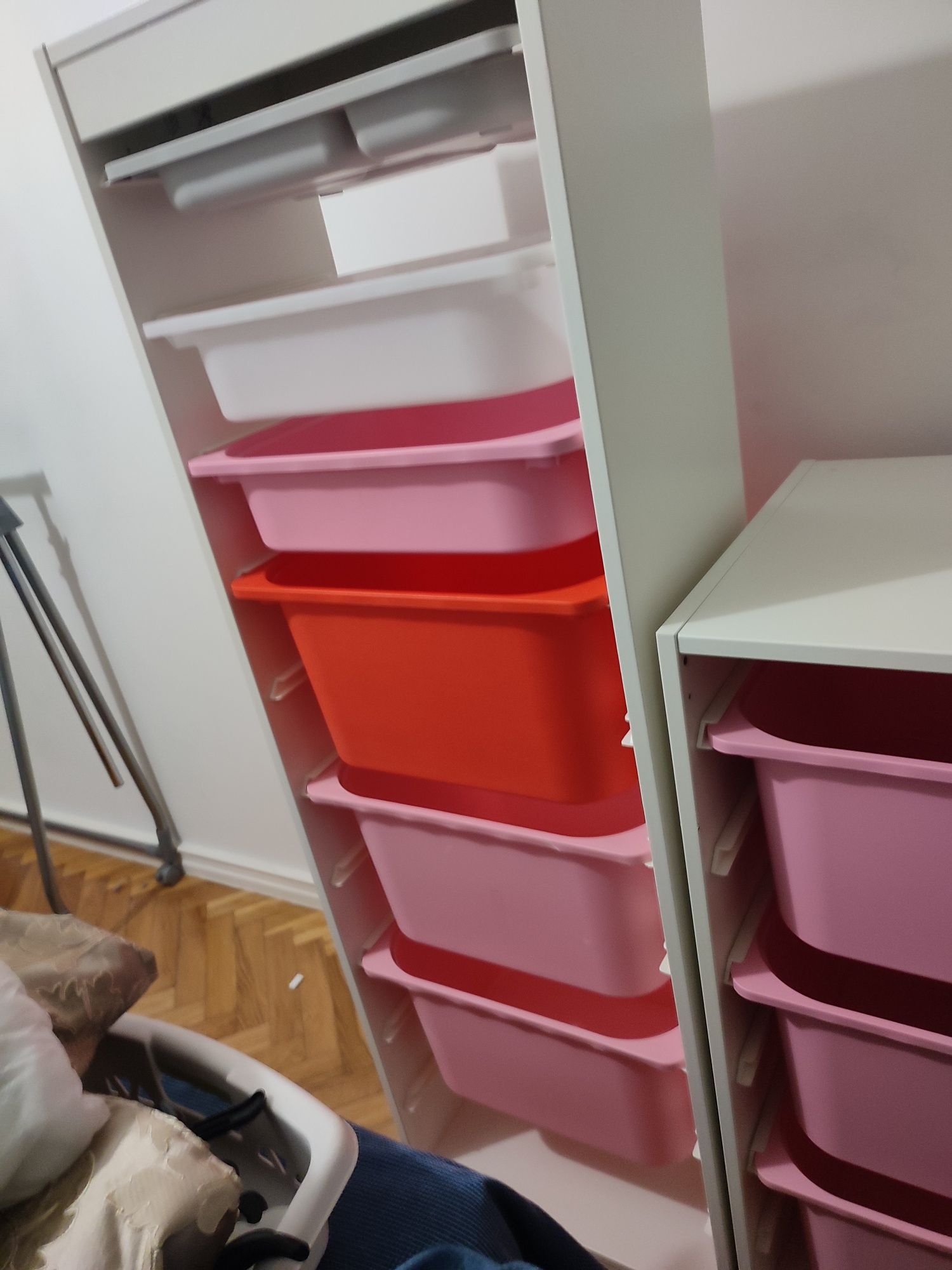 2 módulos IKEA com caixas e 2 prateleiras