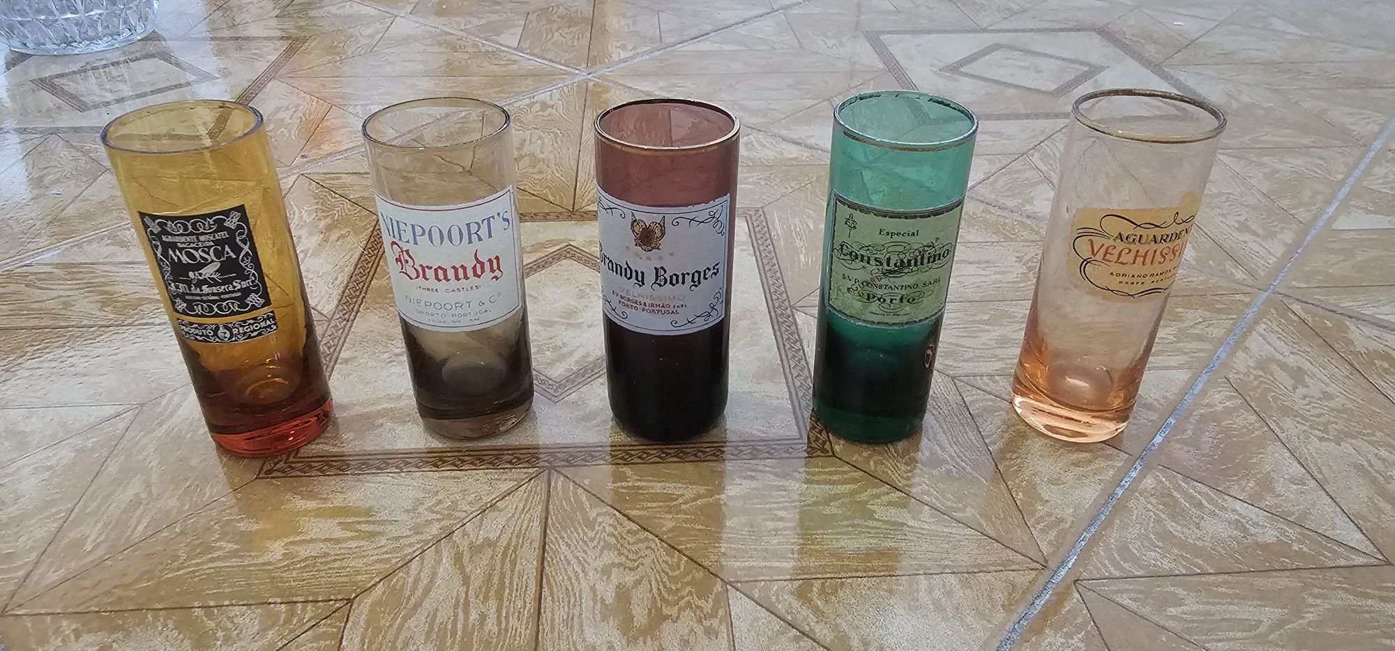Copos de digestivo com publicidade a bebidas alcoólicas.
