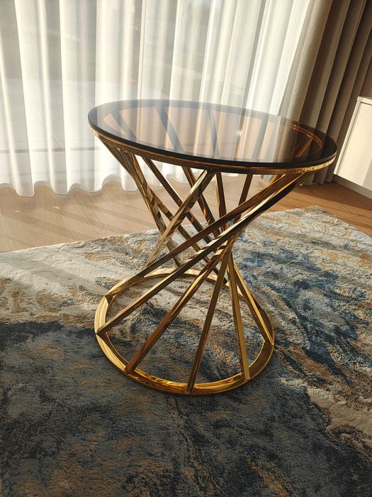 Złoty stolik z dymionym szkłem