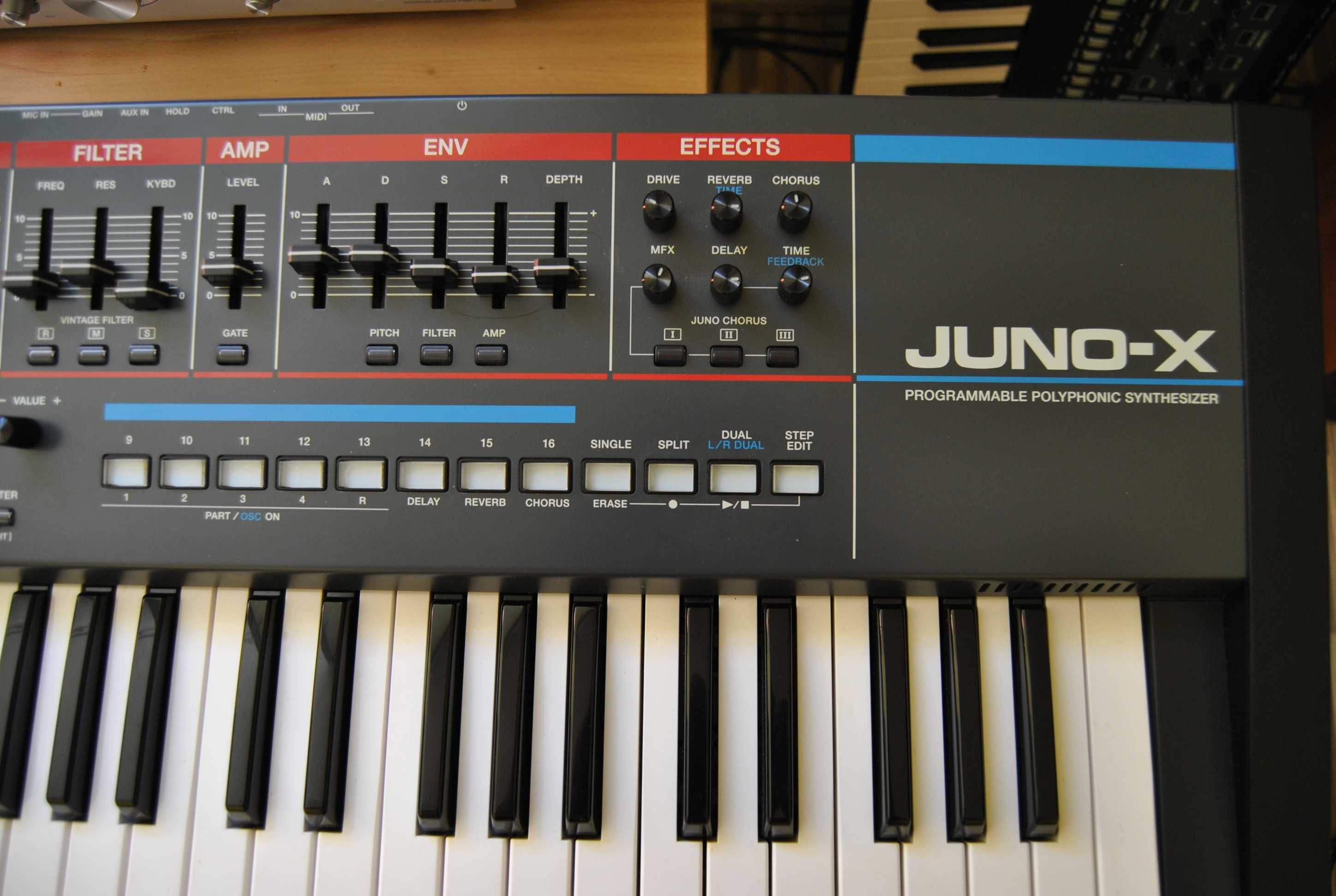 Roland Juno X. Syntezator w doskonałym stanie.