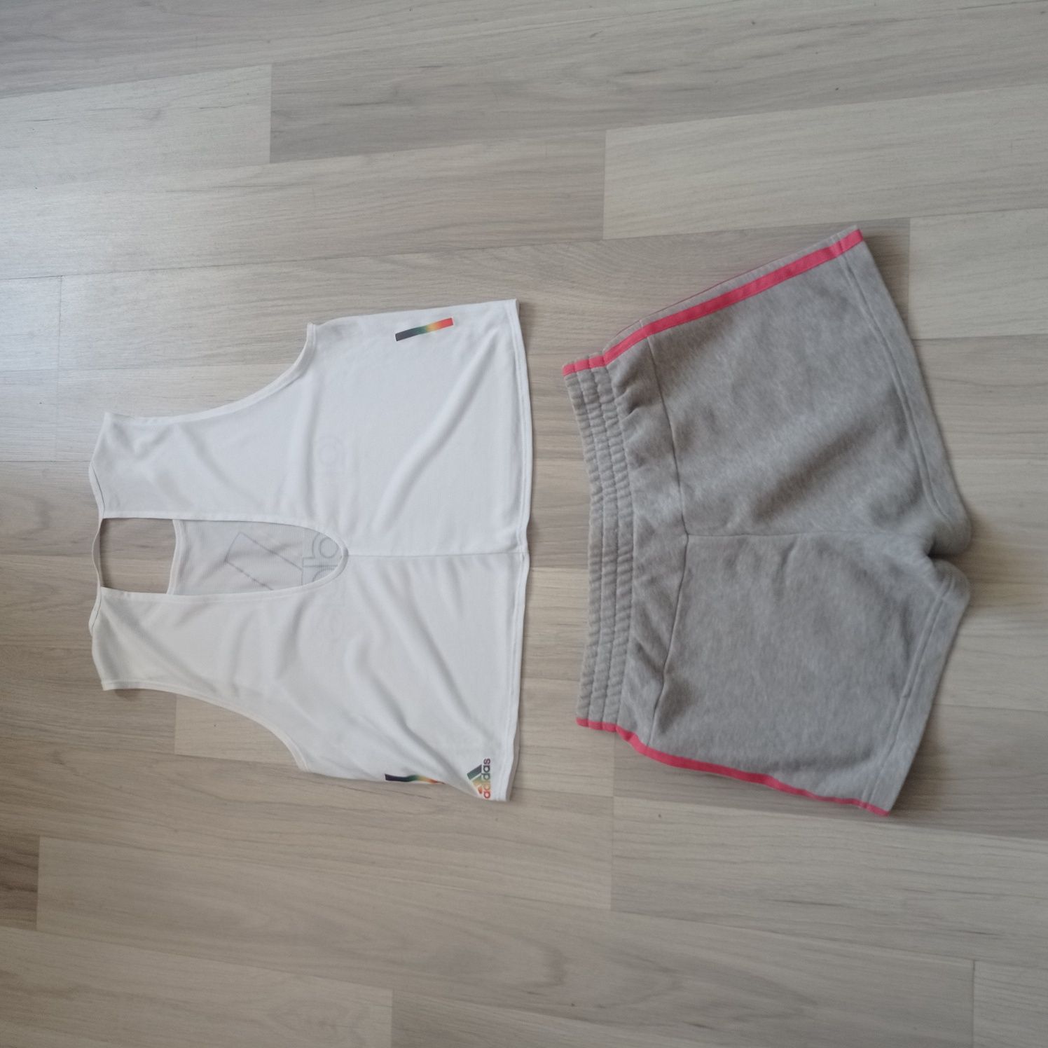 Zestaw Adidas damski. Spodenki plus top. Rozmiar XS