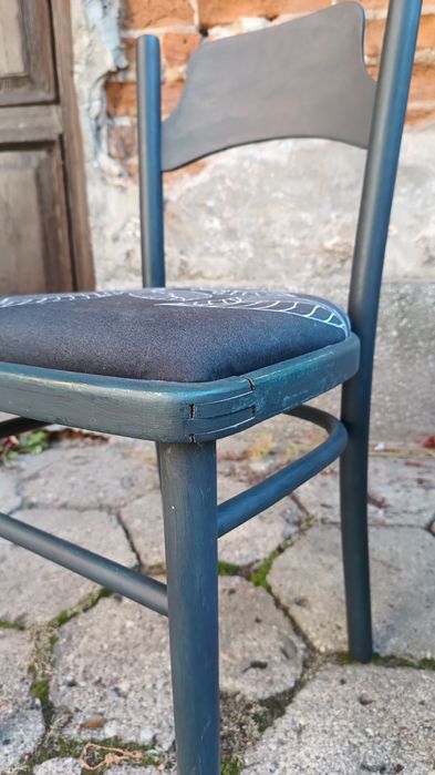 Krzesła po renowacji Radomsko drewno materiał PRL vintage