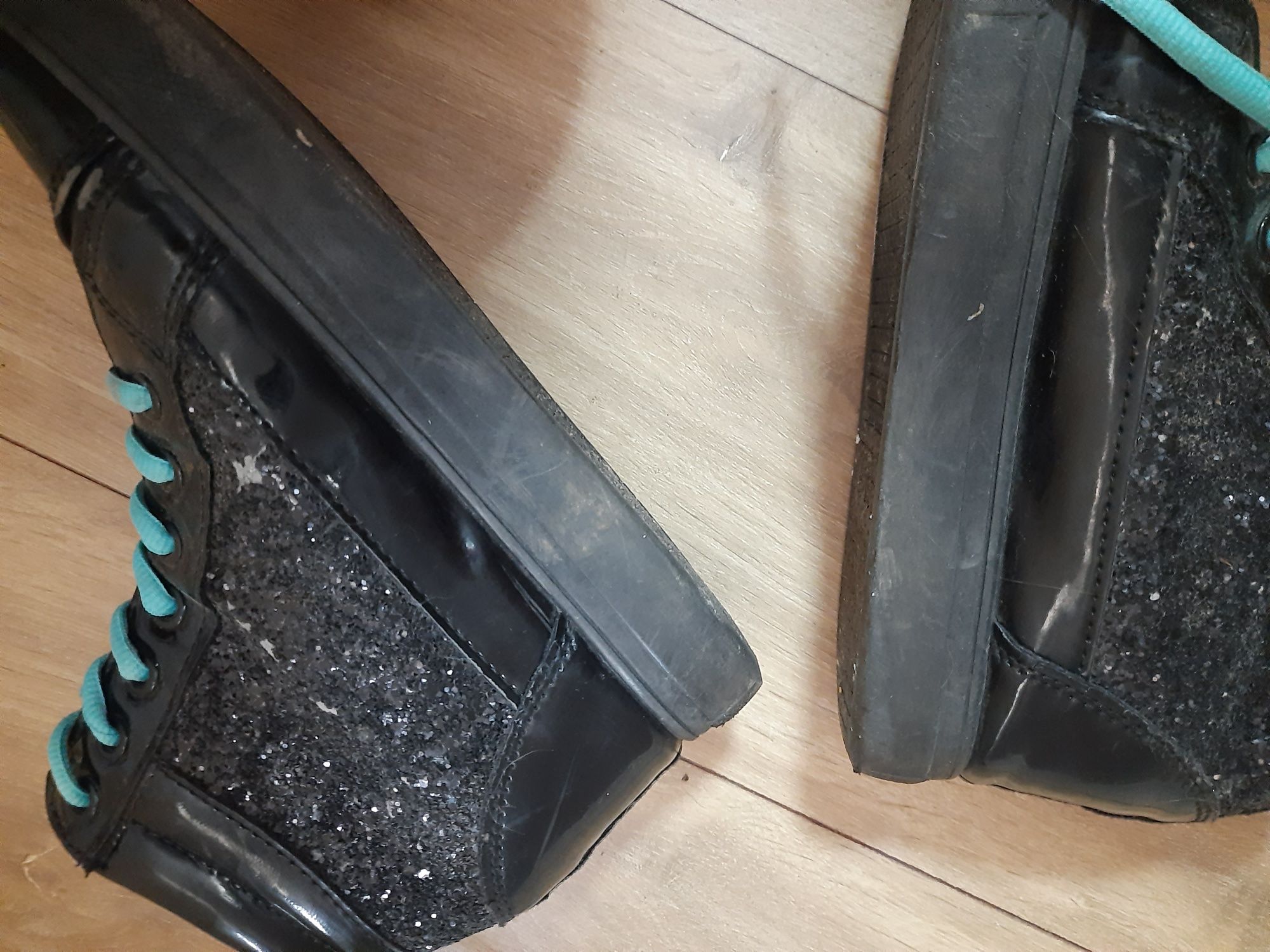 Czarne buty młodzieżowe botki 37 na koturnie lakierowane brokat