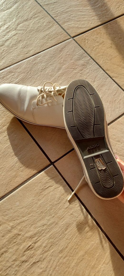 Sapatos brancos Aldo
