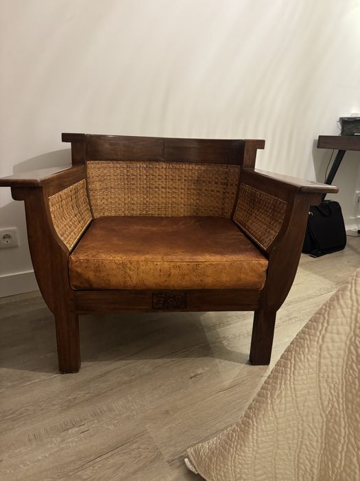 Cadeirão em madeira, palhinha e pele