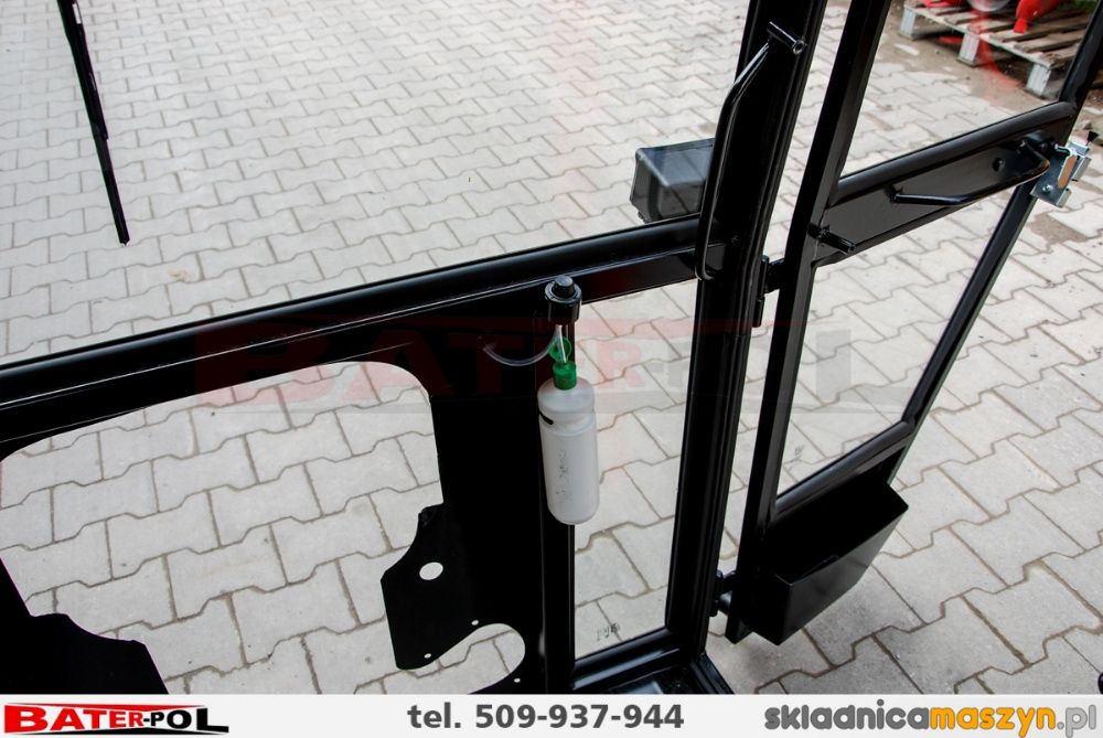 Kabina C-330 NAGLAK z metalowymi kanciastymi błotnikami (uchylne bocz