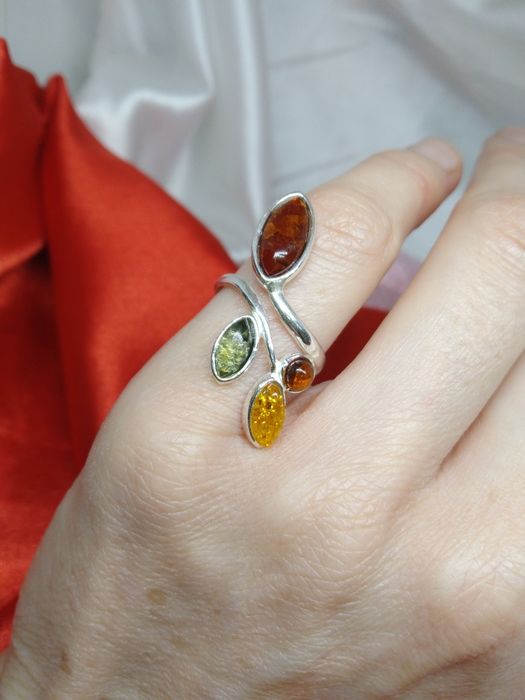 Piękny srebrny pierścionek z bursztynem kolorowym, srebro925, r. 14