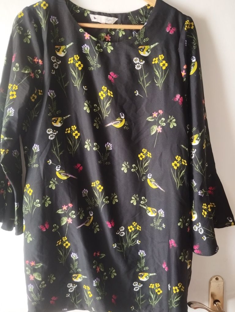 Vestido preto e vestido florido