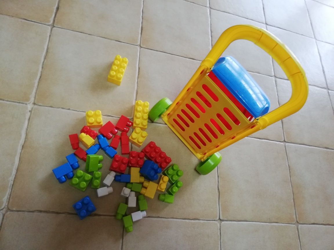 Carrinho trolley com peças tipo Lego