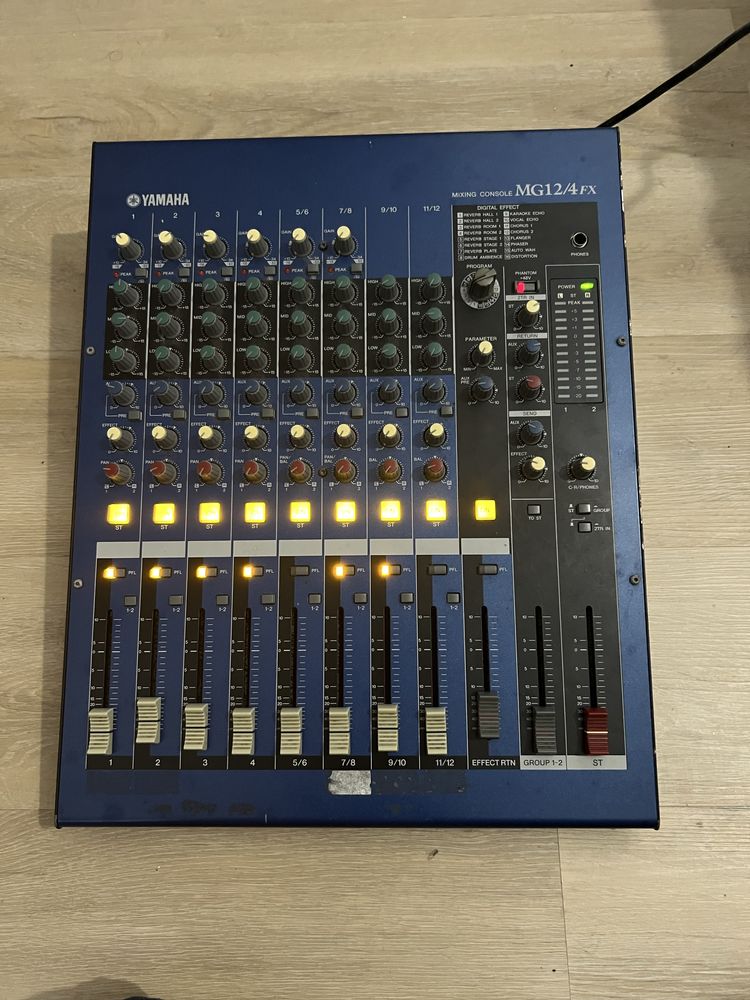Yamaha Mixing Console MG12/4FX