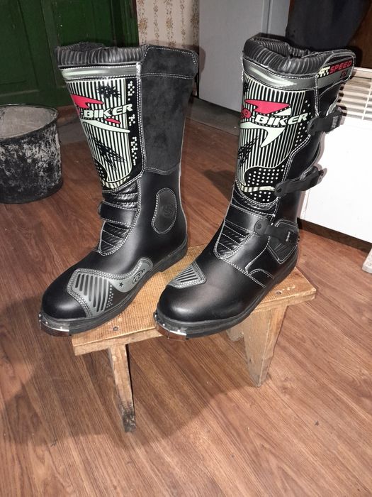 Продам мотоботи.