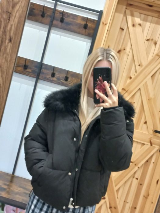 Kurtka zimowa czarna puffer z futerkiem reserved