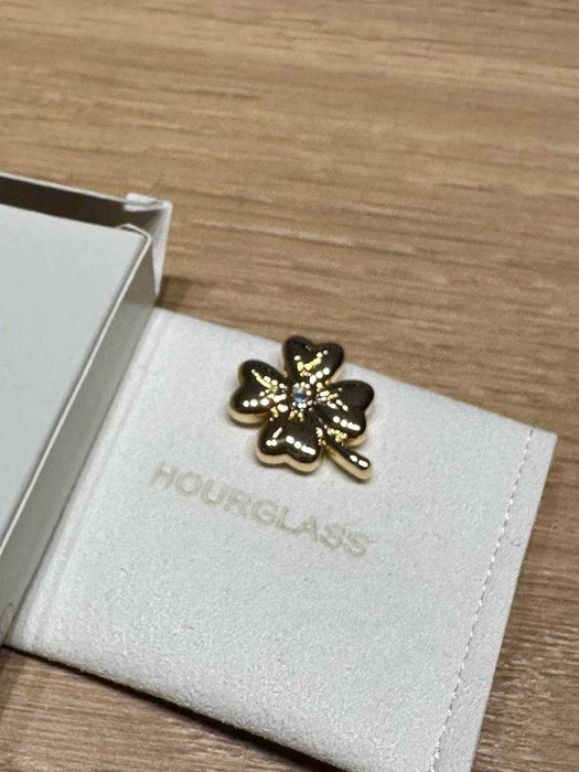 Hourglass Lucky Clover Pin — złota przypinka/koniczyna + woreczek
