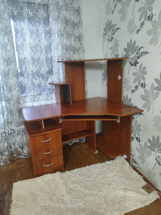 Продам компьютерный стол, угловой.