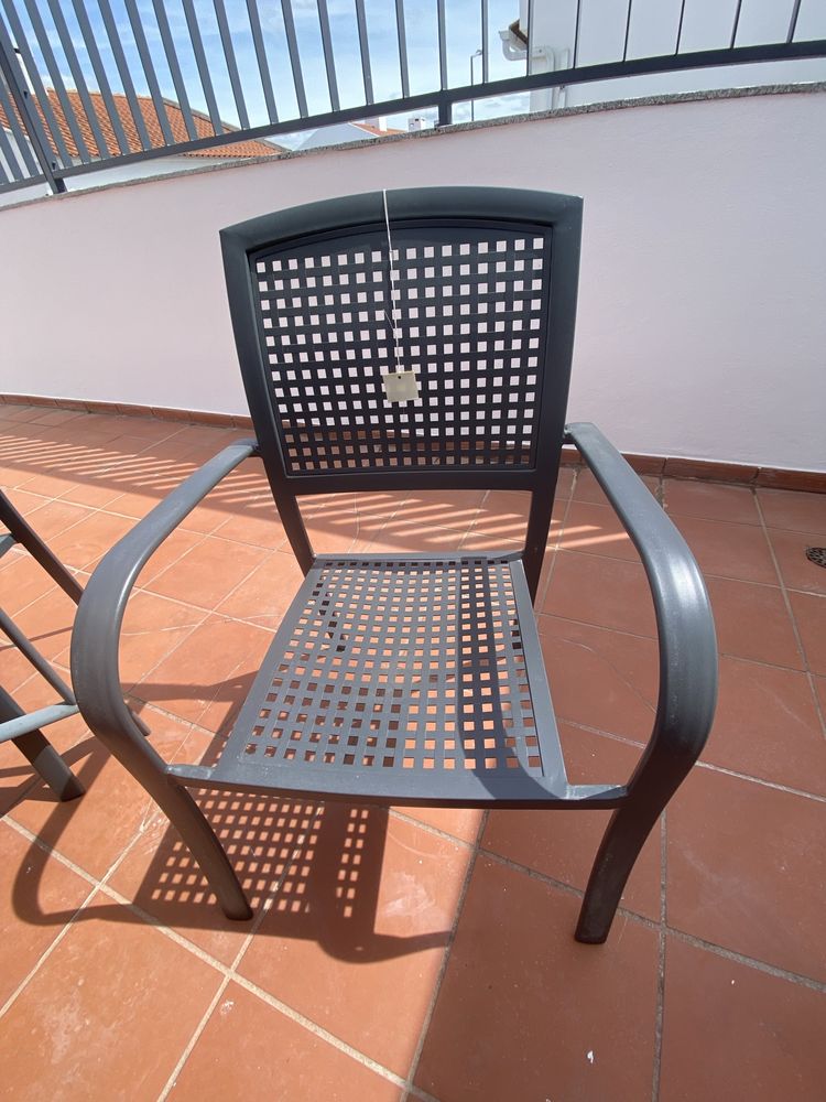 Mesa com cadeiras de exterior em aluminio cinzento