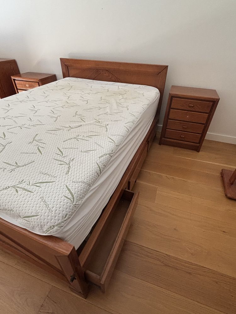 Mobília de quarto de casal em madeira de pinho