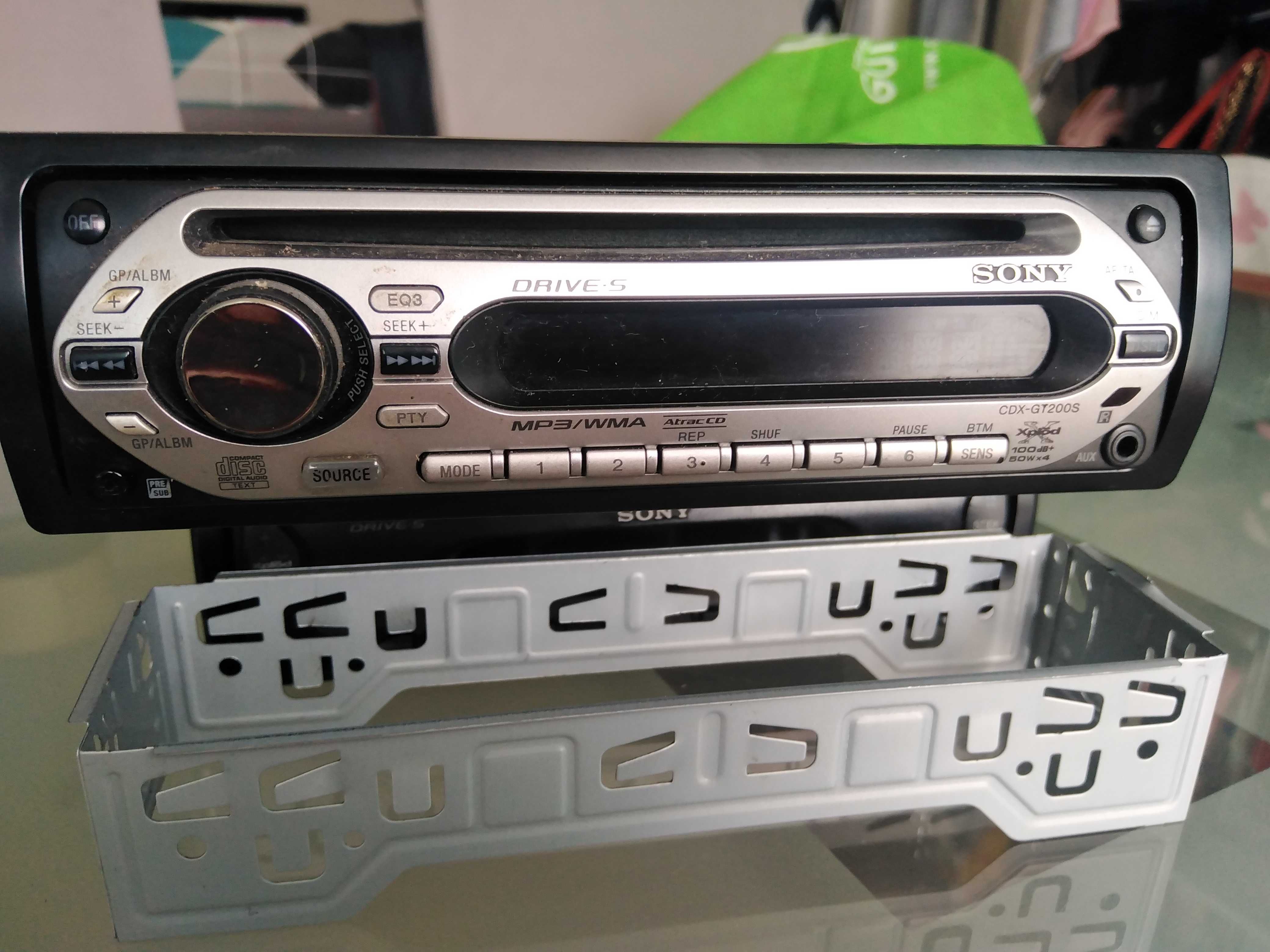 Auto rádios e mala de 10 CDS