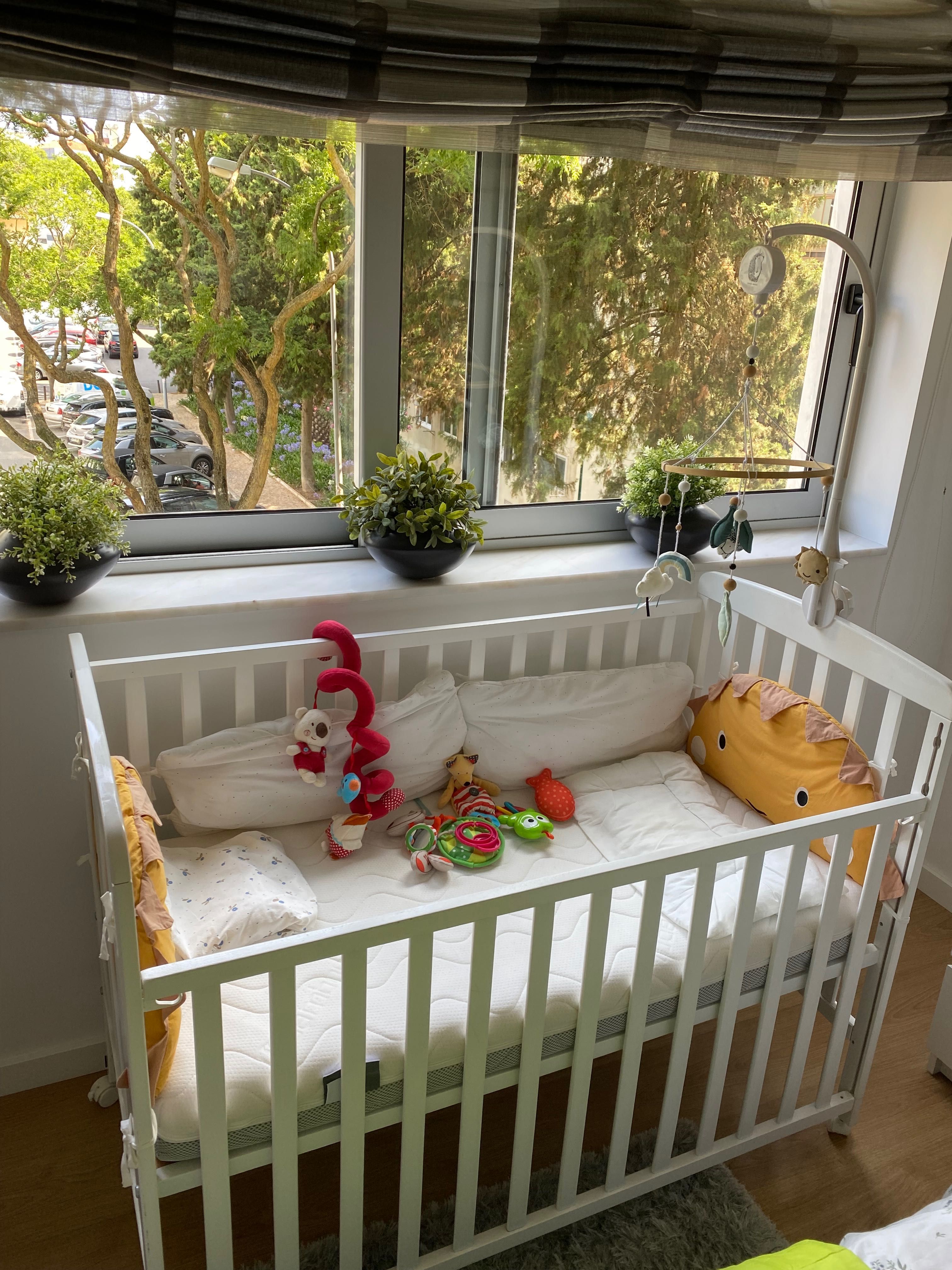 Cama Complete de bebe com os brinquedos
