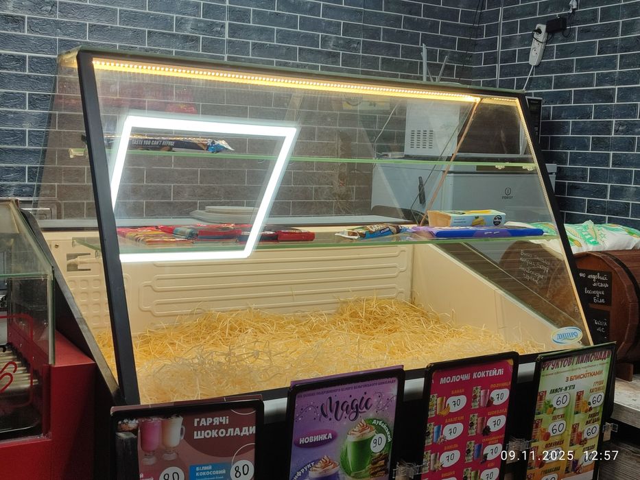 Продам настільну холодильну вітрину ширина 1 м