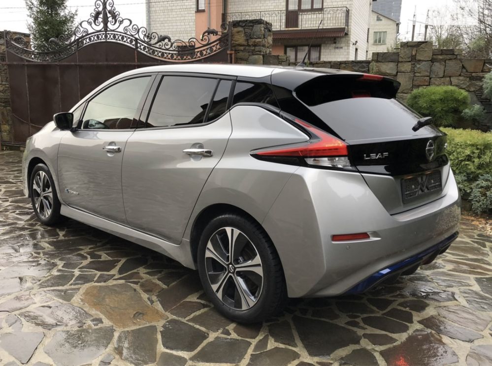 Оренда авто Здається в аренду Nissan Leaf другого покоління 40кВт