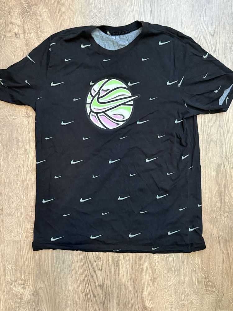 Футболка Nike.