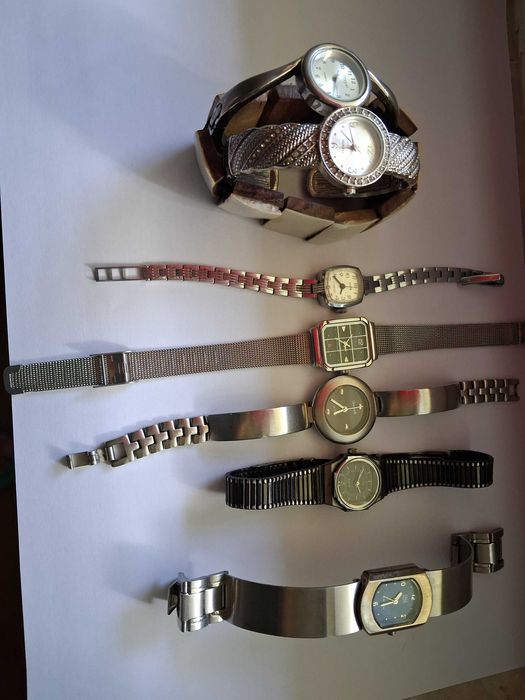 Zestaw różnych zegarków, niektóre nie noszone.