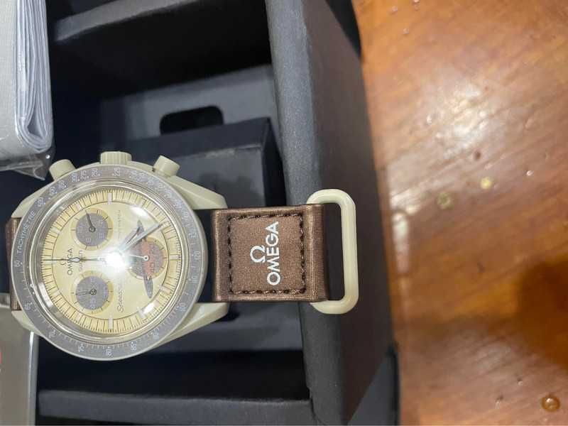 SO33T100 Omega x Swatch Saturn Gwiezdny Design