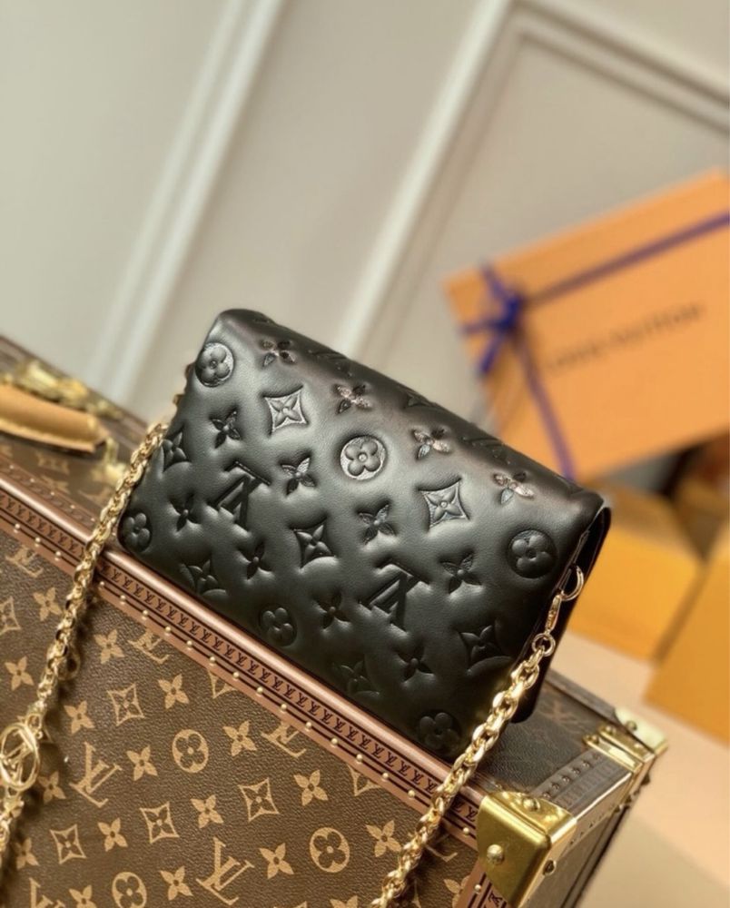 Czarna torebka firmy Louis Vuitton