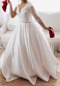 Атласне весільне плаття