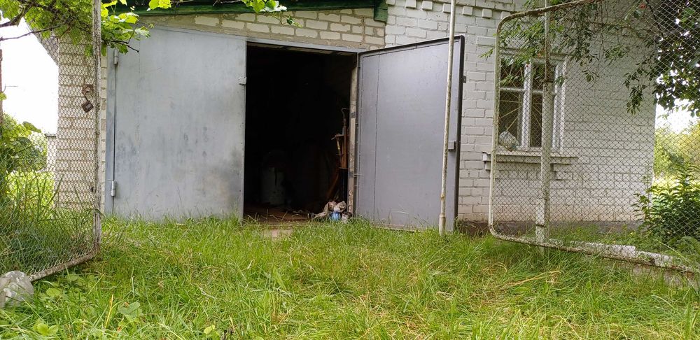 Терміново продам цегляний дачний будинок з гаражем і садом