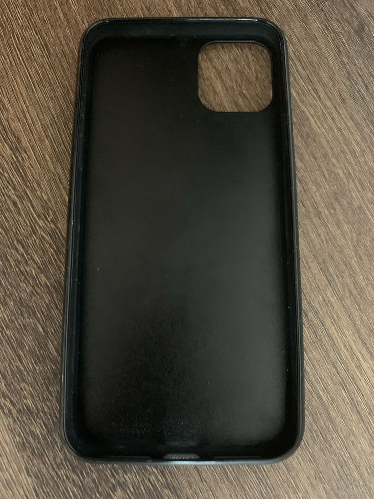 Etui iPhone 12 czarne z obrazkiem gór