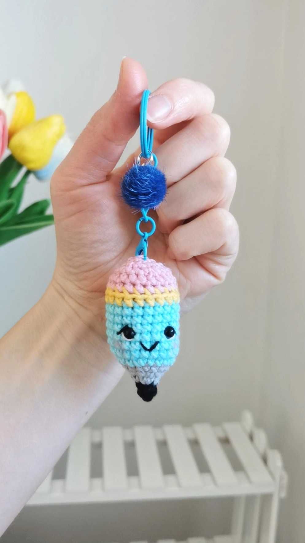 Ołówek na szydełku, brelok, zawieszka handmade