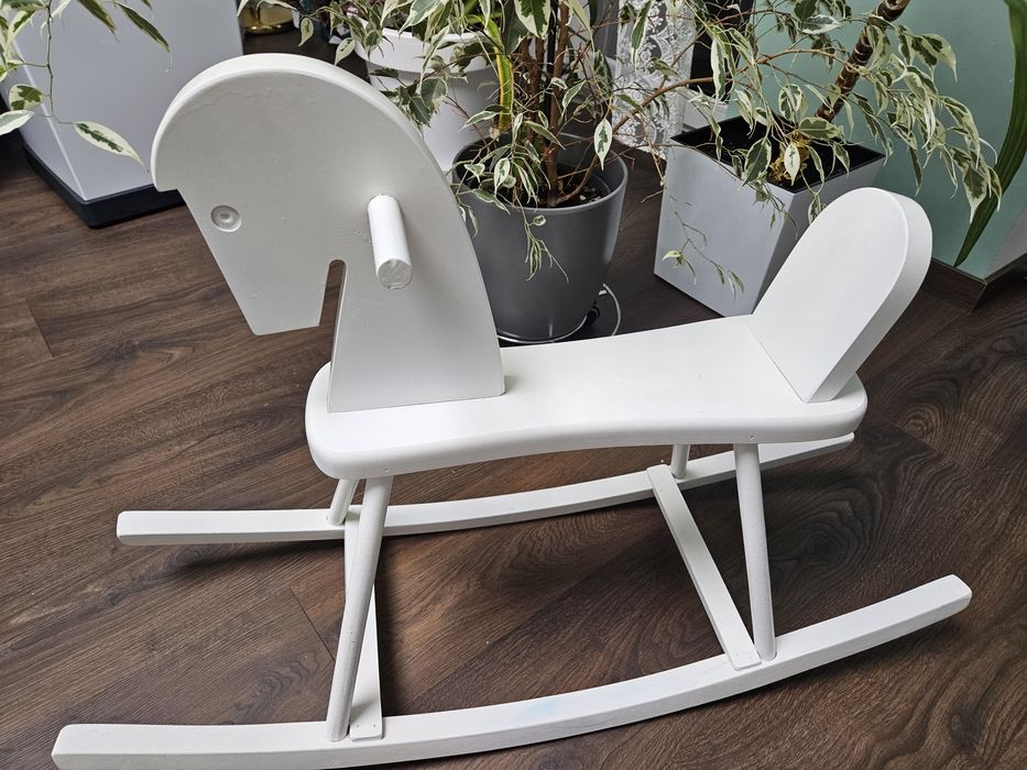 Drewniany konik na biegunach biały