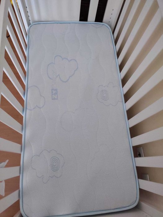 Cama de grades e colchão como novos