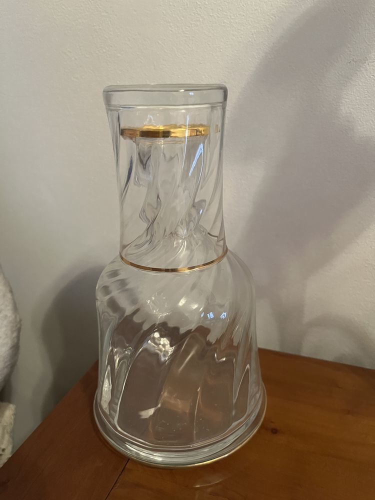 Garrafa de agua e copo