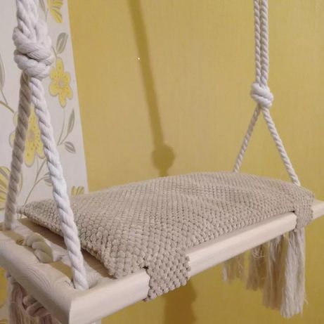 Мотузкова качель з дерев'яною основою та зміною подушкою