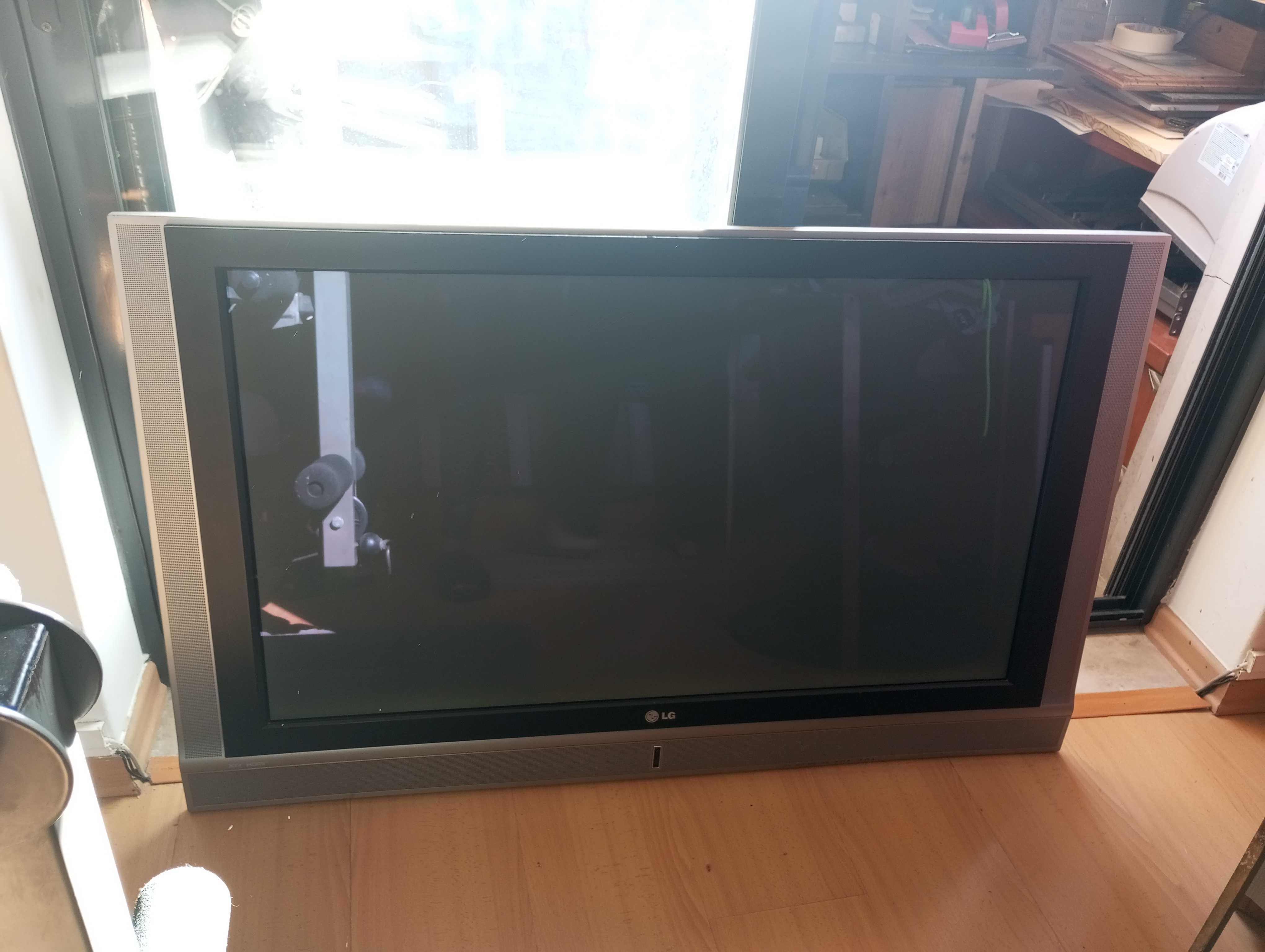 Dou televisor para arranjar o peças, Pioneer,e LG.