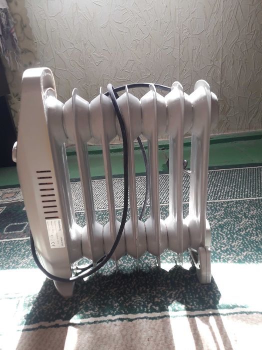 Обігрівач масляний "Еленберг" у робочому стані. Потужність 800Вт.