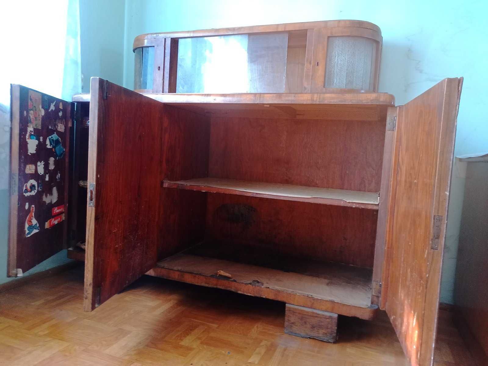 Stary kredens do odnowienia