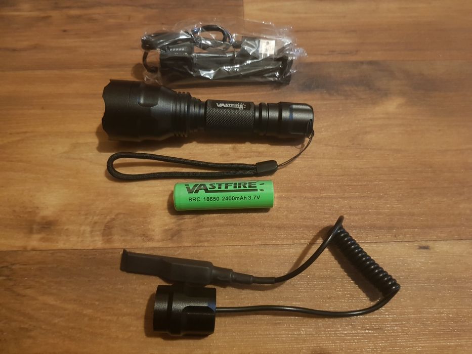 Тактический фонарик красного света Vastfire C8 + выносная кнопка, АКБ