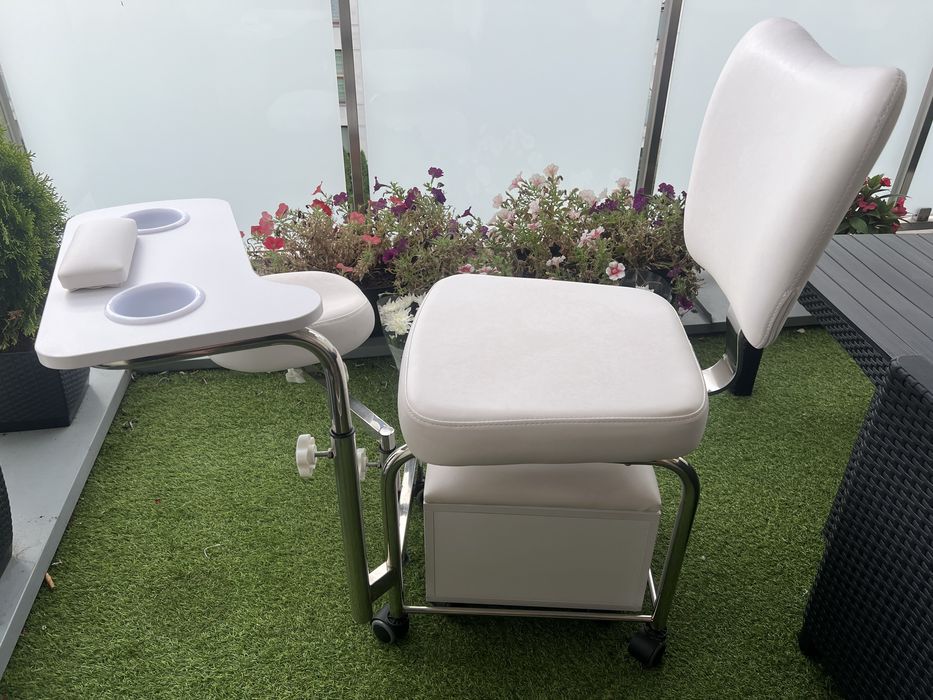 Mobilne stanowisko do manicure i pedicure / taboret kosmetyczny Weelko