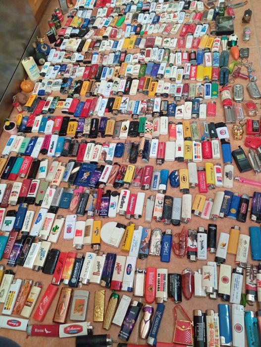 Coleção de 750 isqueiros diferentes