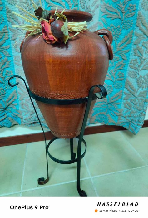 Jarro com base em ferro com 70cm de altura em excelente estado