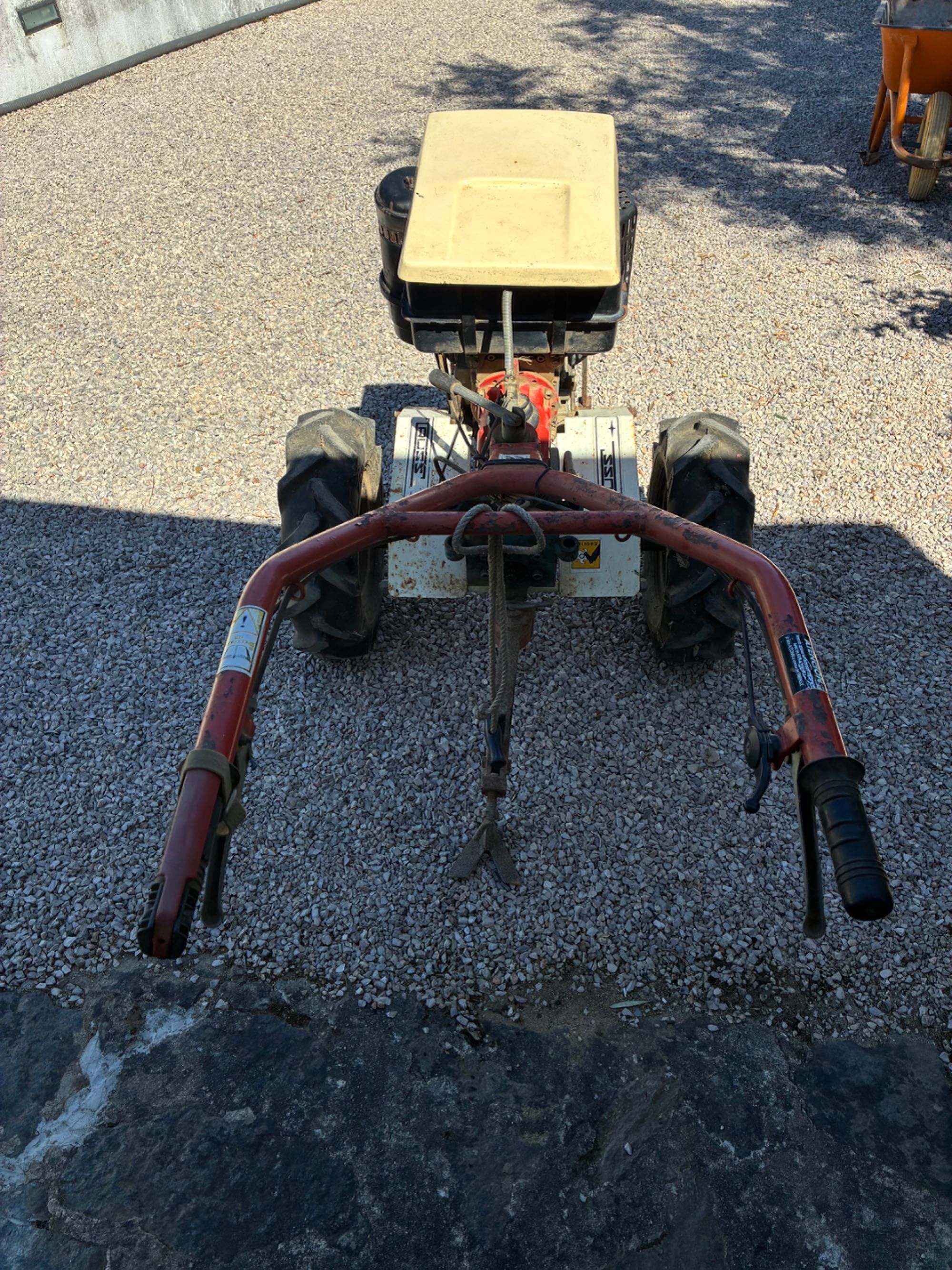 Trator truss moto enchada e atrelado com tração