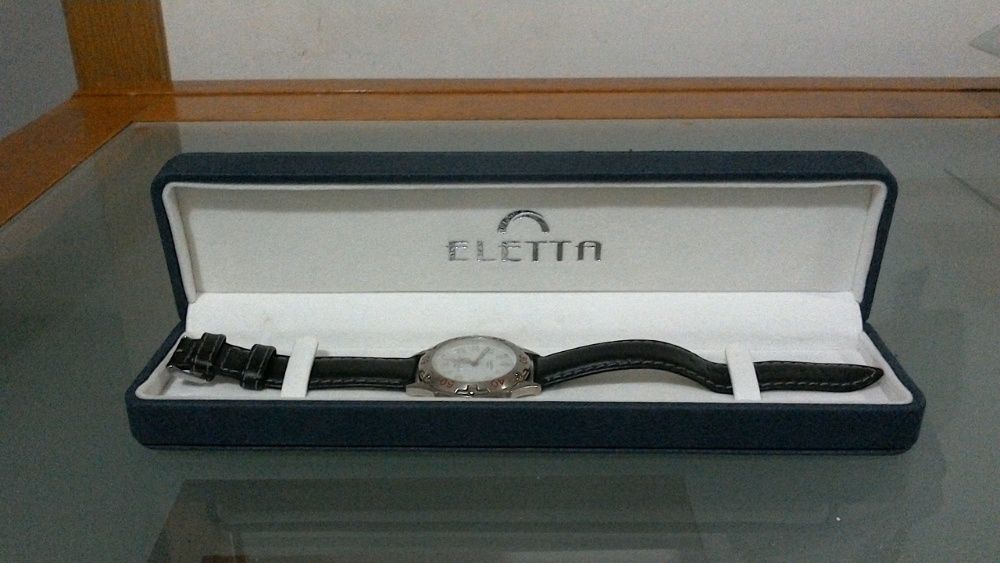 Relógio marca Eletta com caixa