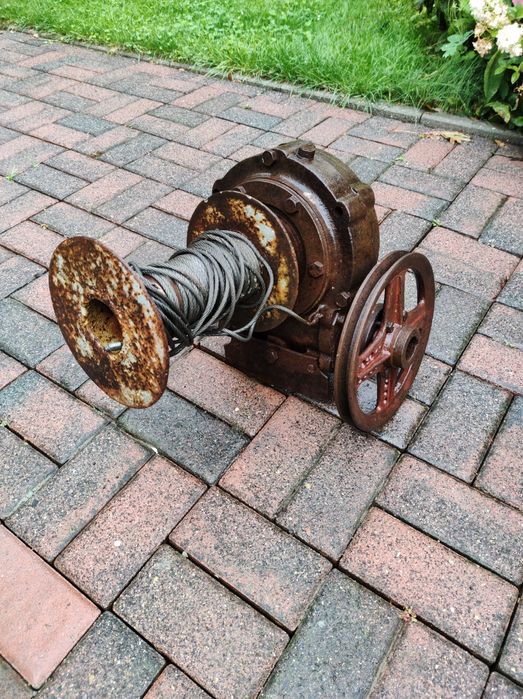 Przekładnia z wyciągarką i kołem pasowym