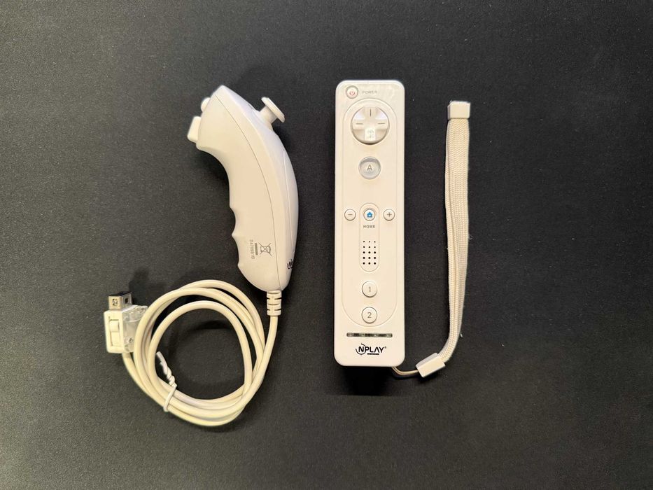 Wii Remote (Wiimote) + Nunchuck compatíveis c/ Wii. Inclui Strap.