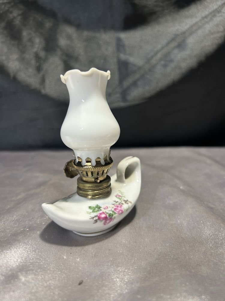 Lampa naftowa w stylu Alladyna – Biała z kwiatowym motywem
