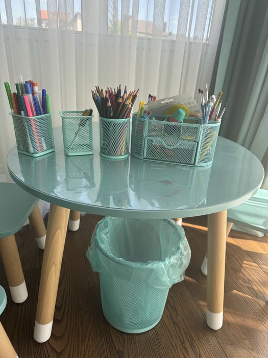 Стіл+ стільці ( в подарунок віддам канцелярське приладля в колір)
