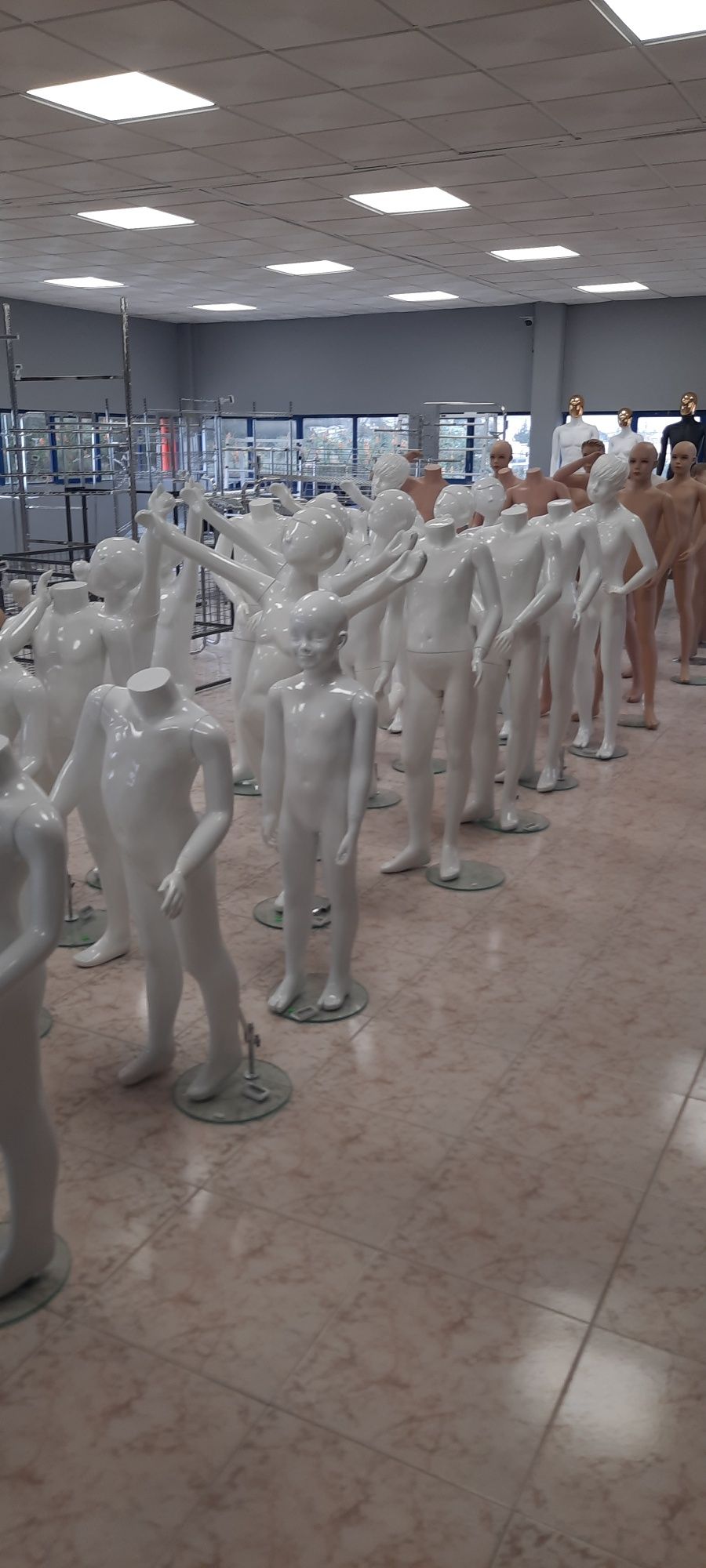 Manequins, bustos e expositores para lojas
